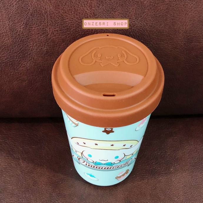 แก้วพลาสติก Cinnamoroll Choco Mint Tumbler สีเขียวมินต์ ฝาเป็นซิลิโคนสีน้ำตาล ขนาด 14 x 8 ซม. ไม่มีวางขายทั่วไป เป็นแบบต้องลุ้นกับทางหน้าร้าน Sanrio ที่ญี่ปุ่นเท่านั้น