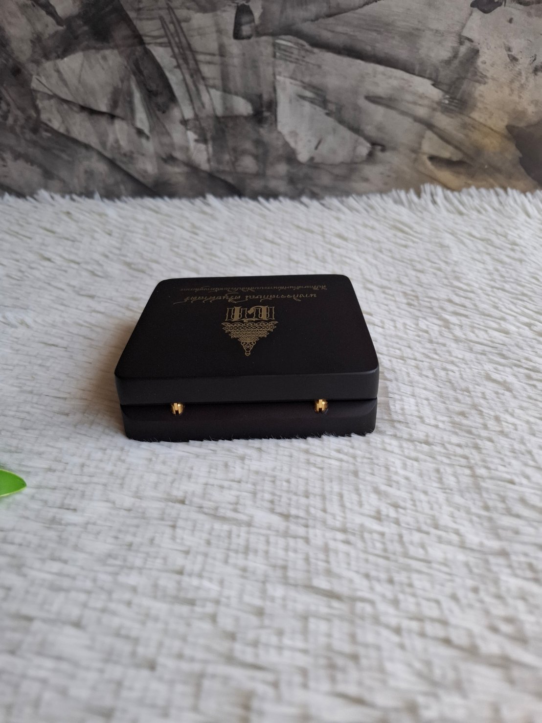 กล่องไม้ใส่อาร์มติดไหล่