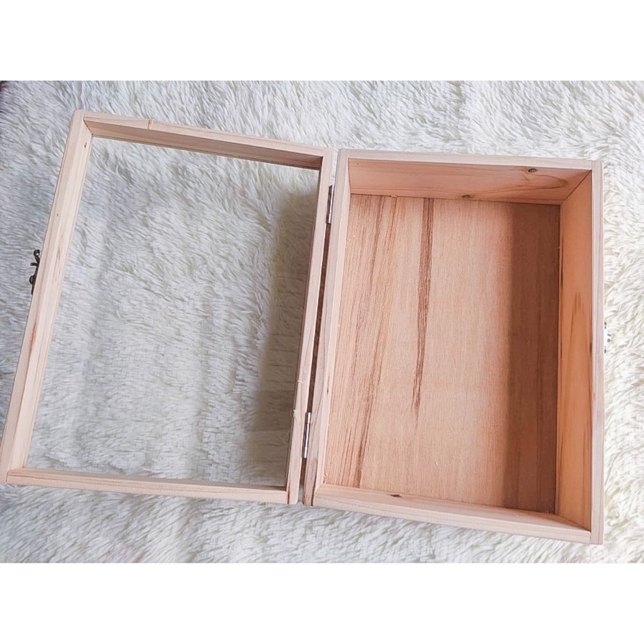 กล่องไม้สนฝากระจก (Wooden box with glass lid)