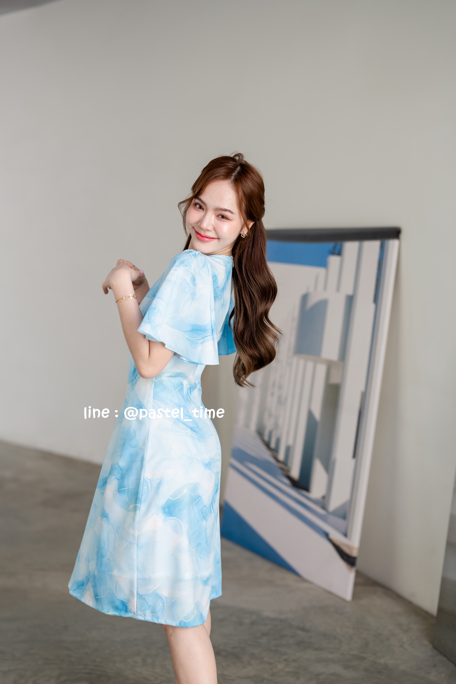 Sassy Marble Midi Dress : Vivid Blue โทนฟ้าสดใส