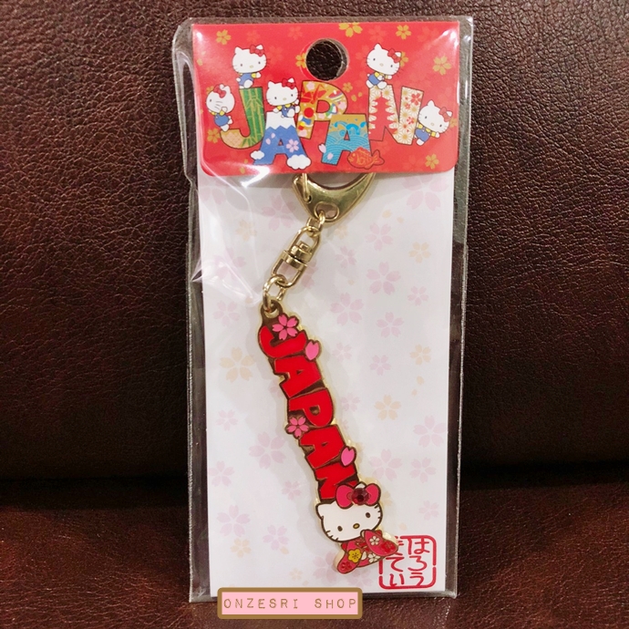 พวงกุญแจ Hello Kitty x Japan (Limited) แบบสีแดง ทำจากโลหะ ประดับเพชร น่ารักมาก ขนาด 11.8 x 5.7 x 0.5 ซม.