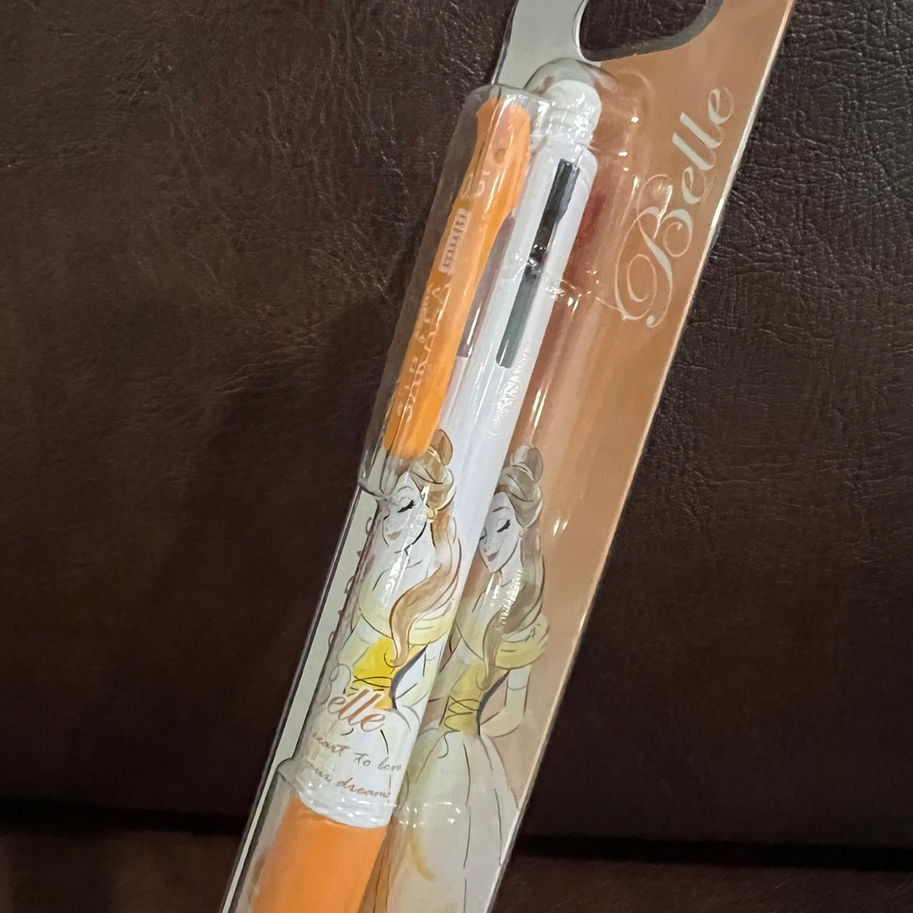 ปากกาหมึกเจล Sarasa Multi 4+1 เป็นปากกาหมึก 4 สี (ดำ แดง น้ำเงิน เขียว) และดินสอกดในแท่งเดียวกัน ลาย Belle (Beauty and the Beast) มีขายเฉพาะที่ Disney Store Japan เท่านั้น