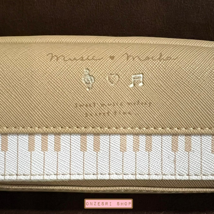 กระเป๋าเครื่องเขียนรูปเปียโนสีน้ำตาลอ่อน Music Mocha Pen Pouch จากญี่ปุ่น ใส่ของได้ 2 ช่อง ช่องหน้ากับช่องซิปด้านใน ทำจากหนัง PU ขนาด 6.5 x 18.5 x 5 ซม.