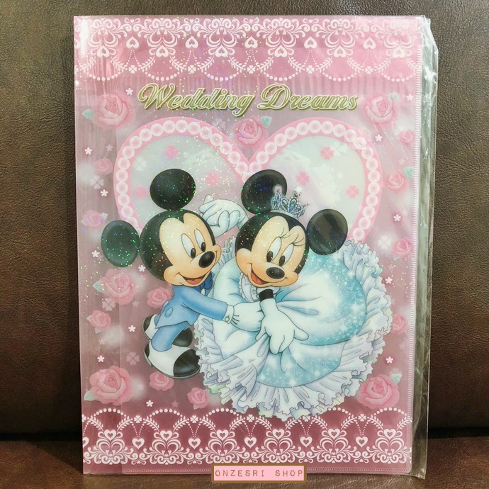 แฟ้ม A4 ลาย Mickey & Minnie Wedding Dreams (Limited) เป็นแบบ Pocket ใส่เอกสารได้ 2 ช่อง เปิดซ้ายขวา เคลือบวิ้งน่ารักมาก มีขายเฉพาะที่ Disney Store Japan เท่านั้น