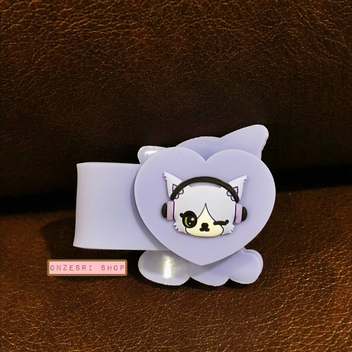Sanrio Characters Beatcats Rubber Band ขนาดกว้าง 10.2 ซม. เป็นที่รัดเก็บสายหูฟัง หรืออื่น ๆ ทำจากยาง ด้านหลังมีกระดุมเหล็กติด มี 6 แบบให้เลือก