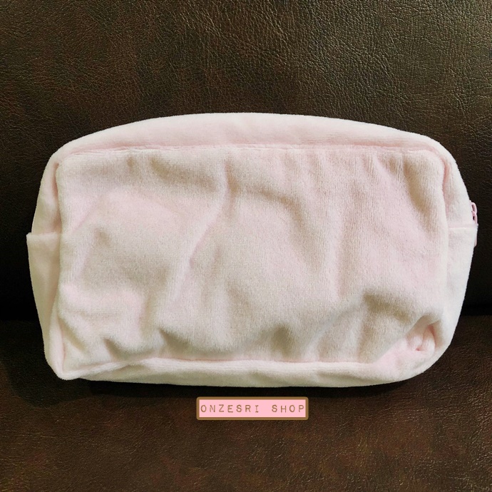 กระเป๋า My Melody Rose Pouch ไม่มีขายทั่วไป เป็นแบบต้องลุ้นกับทางหน้าร้าน Sanrio ที่ญี่ปุ่นเท่านั้น ขนาด 20 x 14 x 3 ซม.