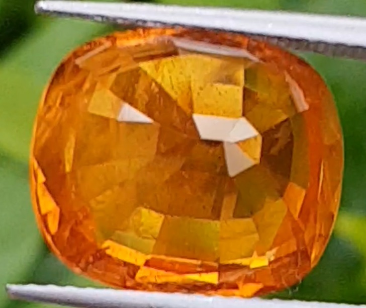พลอย บุษราคัม (Yellow Sapphire) แม่โขง 11.18 กะรัต VVS พร้อมใบเซอร์ BGL (Mini)