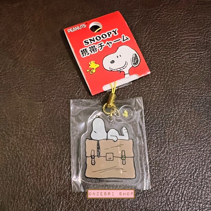 สายห้อยมือถือ/พวงกุญแจ ทำจากอะคริลิค ลาย Snoopy นอนบนกระเป๋า ขนาด 5 ซม.