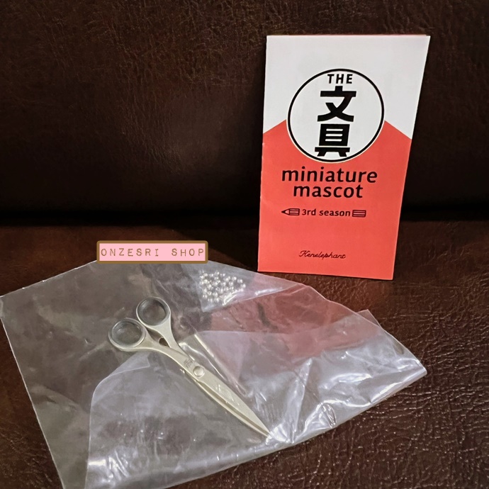 พวงกุญแจ The Stationery Miniature Mascot 3rd Season (Limited) เป็นแบบเครื่องเขียนย่อส่วน มาพร้อมพวงกุญแจไข่ปลา น่ารัก มี 8 แบบให้เลือก