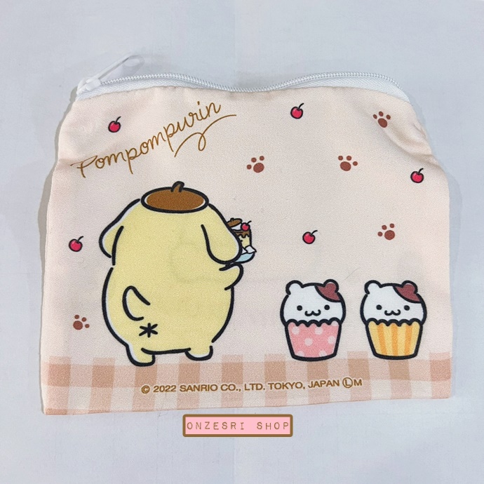กระเป๋า Pompompurin Bag-Liked Pouch แบบสีน้ำตาลอ่อน ขนาด 14.5 x 11.5 ซม. ทำเป็นลายกระเป๋าน่ารัก มีซิปปิดเปิดด้านบน ทำจากผ้า