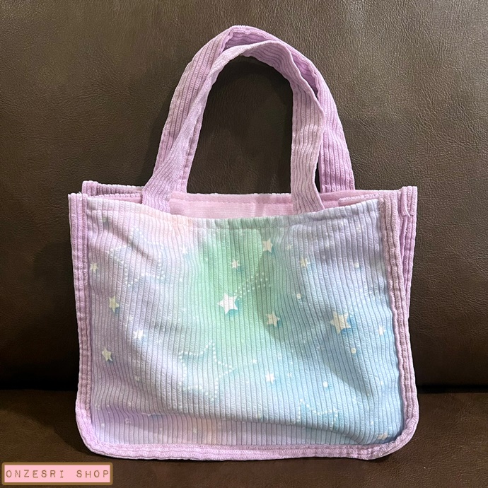 กระเป๋าหิ้ว Cinnamoroll Twilight Mini Tote Bag แบบ Milk ขนาด 22 x 17 x 8 ซม. (วัดไม่รวมหู) ไม่มีวางขายทั่วไป เป็นแบบต้องลุ้นกับทางหน้าร้าน Sanrio ที่ญี่ปุ่นเท่านั้น