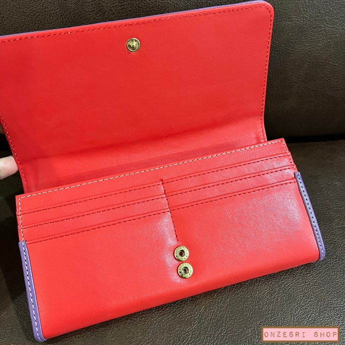 กระเป๋าสตางค์ใบยาว Hello Kitty Daruma (Limited) ทำจากผ้า & หนังเทียม ขนาด 19 x 12 ซม. มีช่องใส่บัตร ช่องซิป มี 2 สีให้เลือก