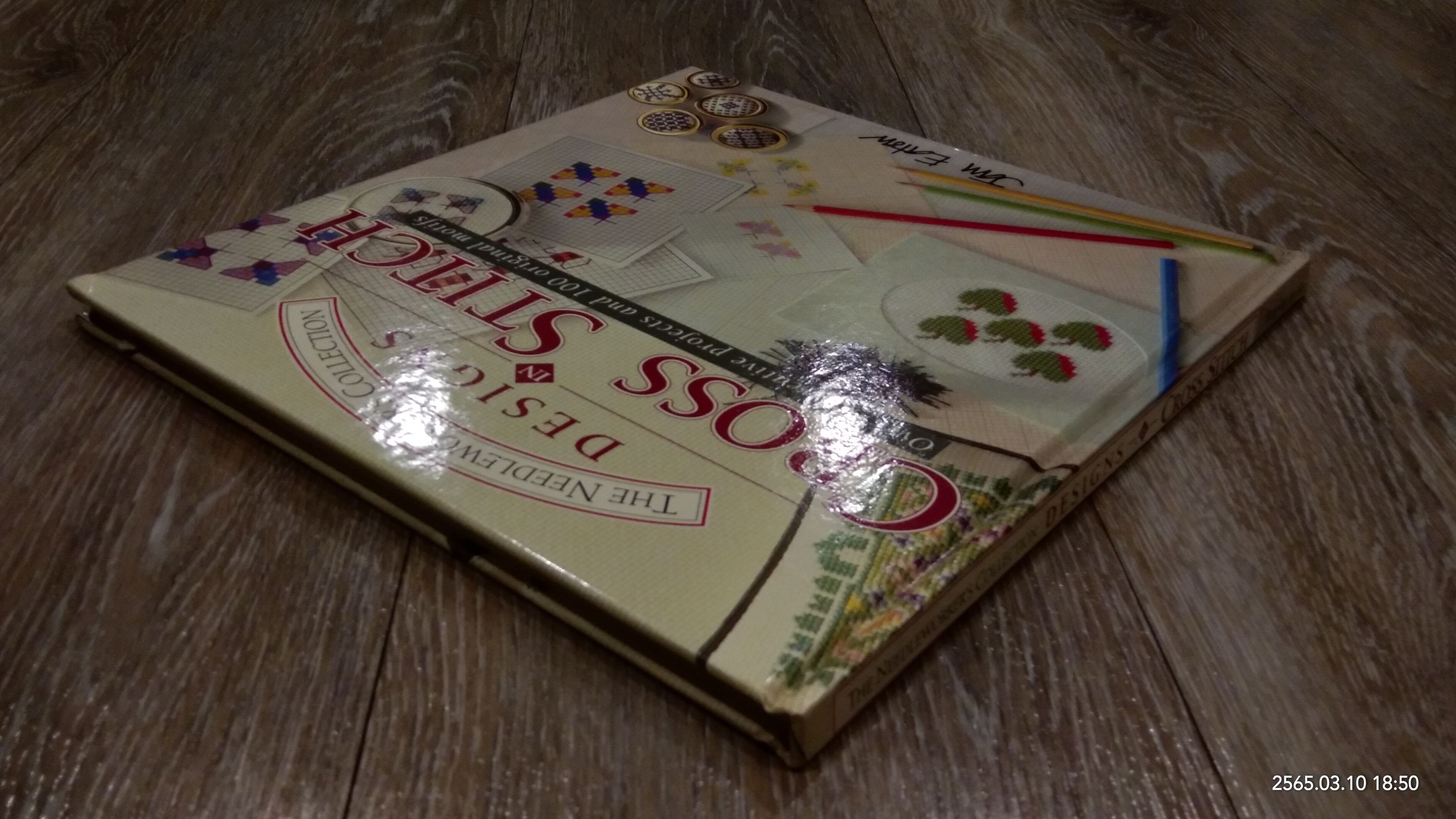 THE NEEDLEWORKER 'S COLLECTION : DESIGNS IN CROSS STITCH