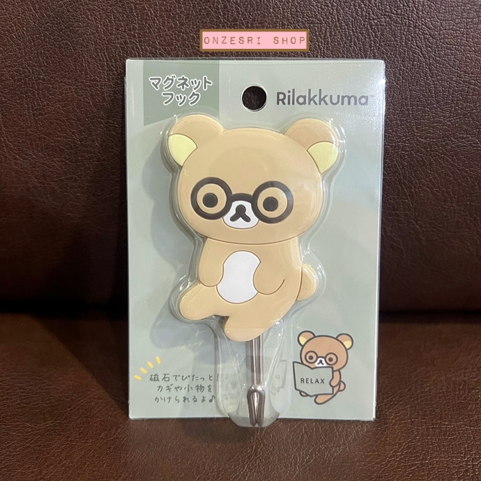 ตะขอแม่เหล็ก Rilakkuma Magnet Hook แบบ Rilakkuma ใส่แว่น ใช้แขวนของได้ ทำจาก PVC ด้านหลังเป็นแม่เหล็ก ขนาด 7 x 5 x 1 ซม.