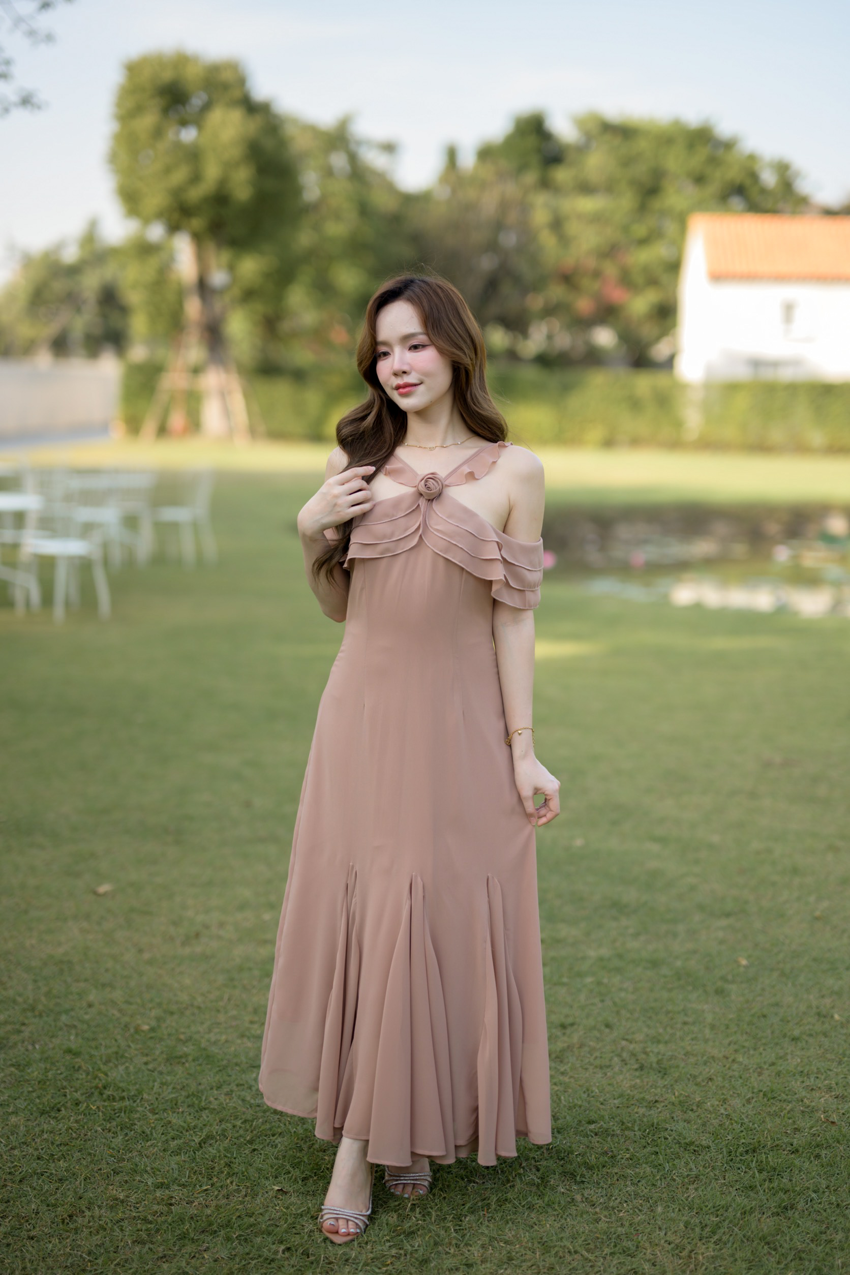 Fay Off-Shoulder Maxi Dress – Ovaltine สีโอวัลติน