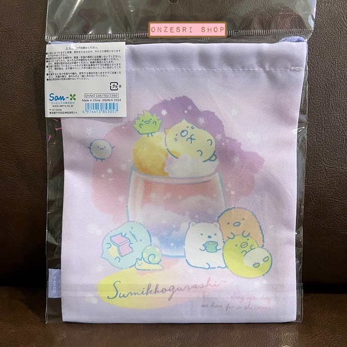 กระเป๋ารูดเชือก Sumikko Gurashi Grade Glass ด้านล่างเป็นแบบฐานกว้าง ขนาด 21 x 18 x 7 ซม.