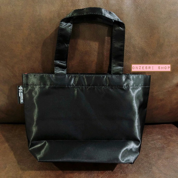 กระเป๋า Yoshikitty Tote Bag (Limited) สีดำ ขนาด 30 x 20 x 10 ซม. วัดไม่รวมหู เป็นแบบผ้าซาตินเงา ๆ (ทำจากโพลีเอสเตอร์) ไม่มีวางขายทั่วไป เป็นแบบต้องลุ้นกับทางหน้าร้าน Sanrio ที่ญี่ปุ่นเท่านั้น
