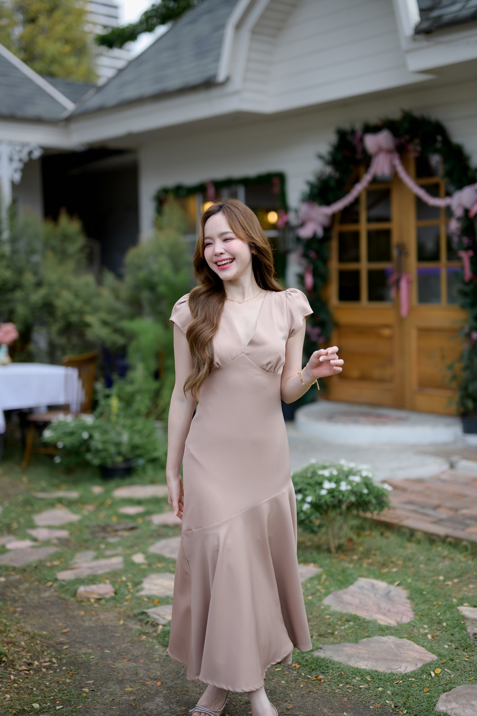 Petal Sway Maxi Dress : สีโอวัลติน