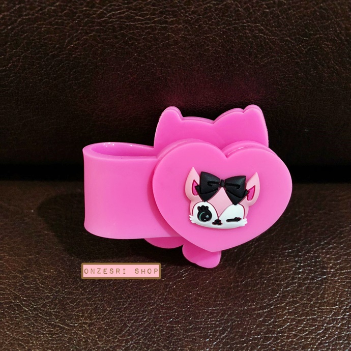 Sanrio Characters Beatcats Rubber Band ขนาดกว้าง 10.2 ซม. เป็นที่รัดเก็บสายหูฟัง หรืออื่น ๆ ทำจากยาง ด้านหลังมีกระดุมเหล็กติด มี 6 แบบให้เลือก
