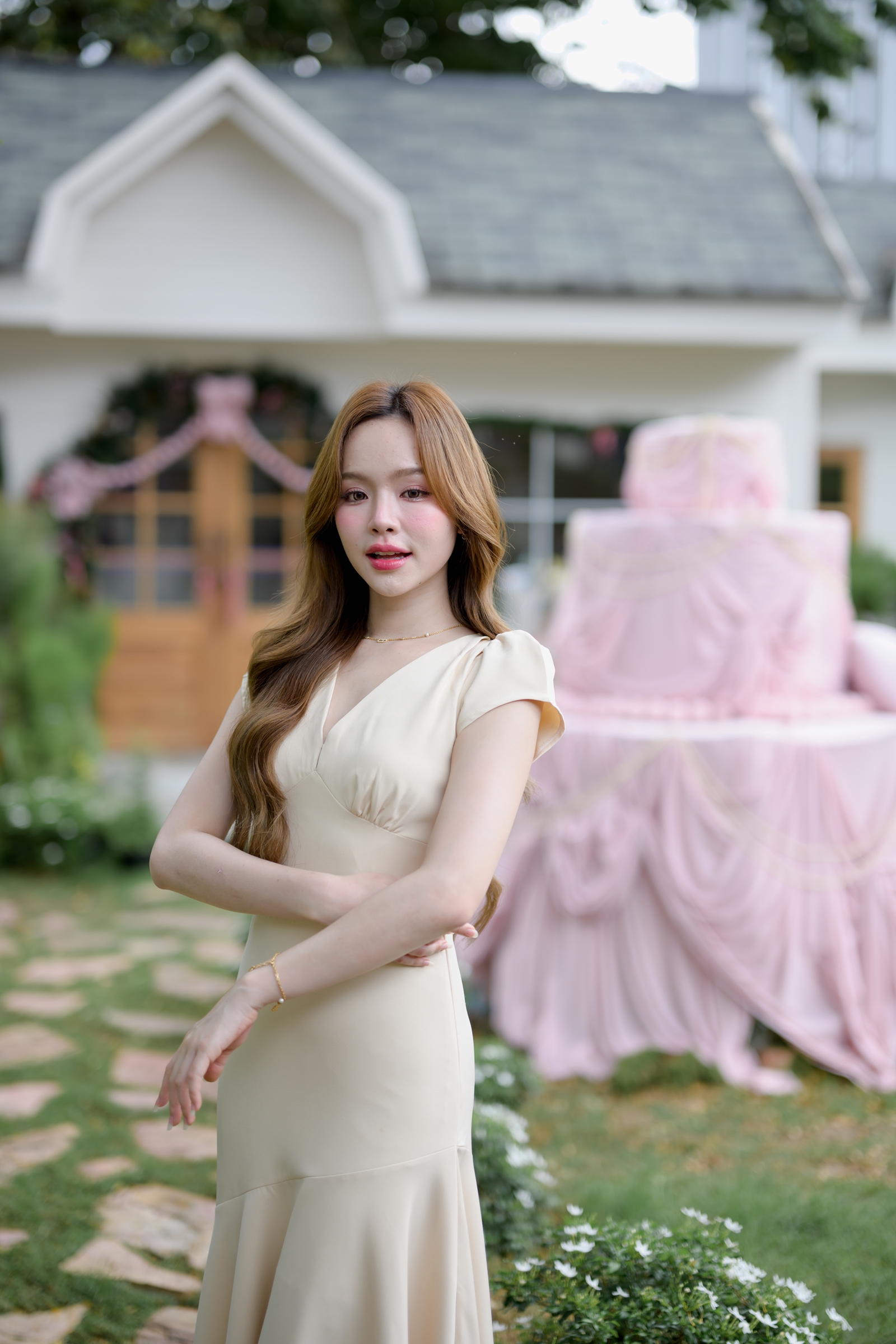 Petal Sway Maxi Dress : สีครีม