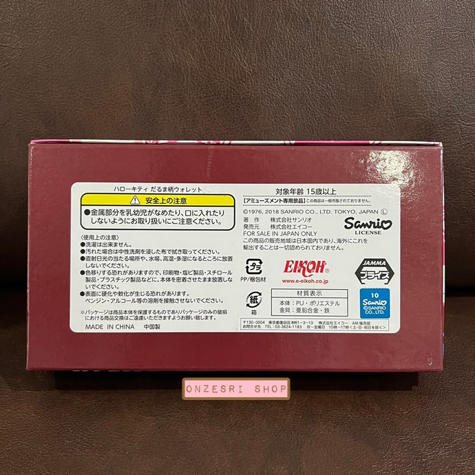 กระเป๋าสตางค์ใบยาว Hello Kitty Daruma (Limited) ทำจากผ้า & หนังเทียม ขนาด 19 x 12 ซม. มีช่องใส่บัตร ช่องซิป มี 2 สีให้เลือก