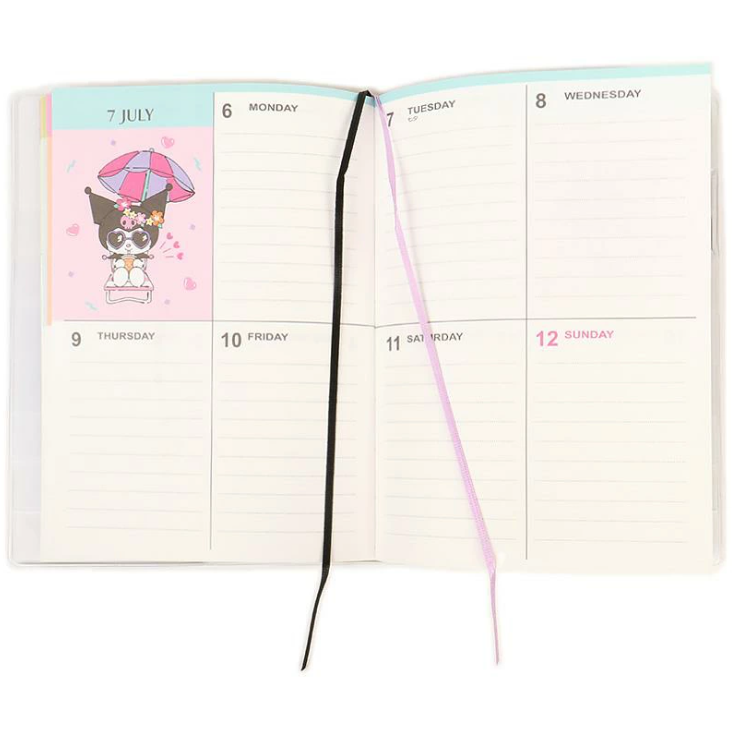 สมุด 2026 Schedule Book เล่มหนา B6 ลาย Kuromi สีดำ ขนาด 13.5 x 18.7 x 1.3 ซม. (192 หน้า) มีให้จดตั้งแต่เดือน 10/2025 - 3/2027 เป็นปฎิทินแบบ monthly & weekly แบบช่อง มี sticker