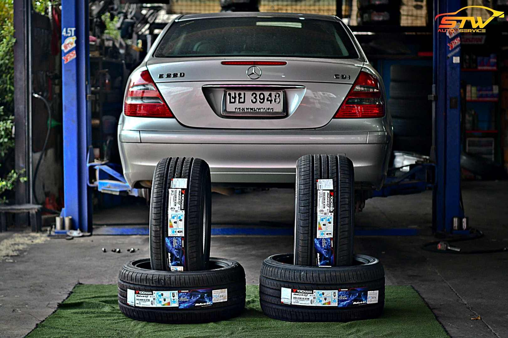 ยาง YOKOHAMA BluEarth-GT AE51 F 245/40R18 97W R 265/35R18 97W ติดตั้งใส่ Mercedes Benz E-Class E220
