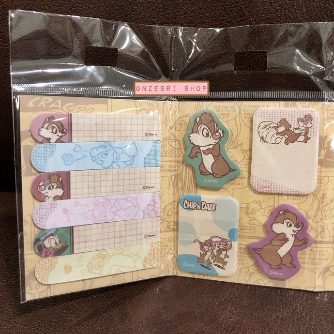 กระดาษโน้ตมีกาว Delfino Sticky Note แบบเล่ม ลาย Vintage Chip & Dale ใช้คั่นหน้าหรือแปะเขียนข้อความได้ มีกาวด้านหลัง มี Sticker ที่สามารถทำเป็น index ได้ด้วย ขนาด 9 x 7 x 1 ซม. มีลายด้านใน 13 ลาย รวม 195 แผ่น