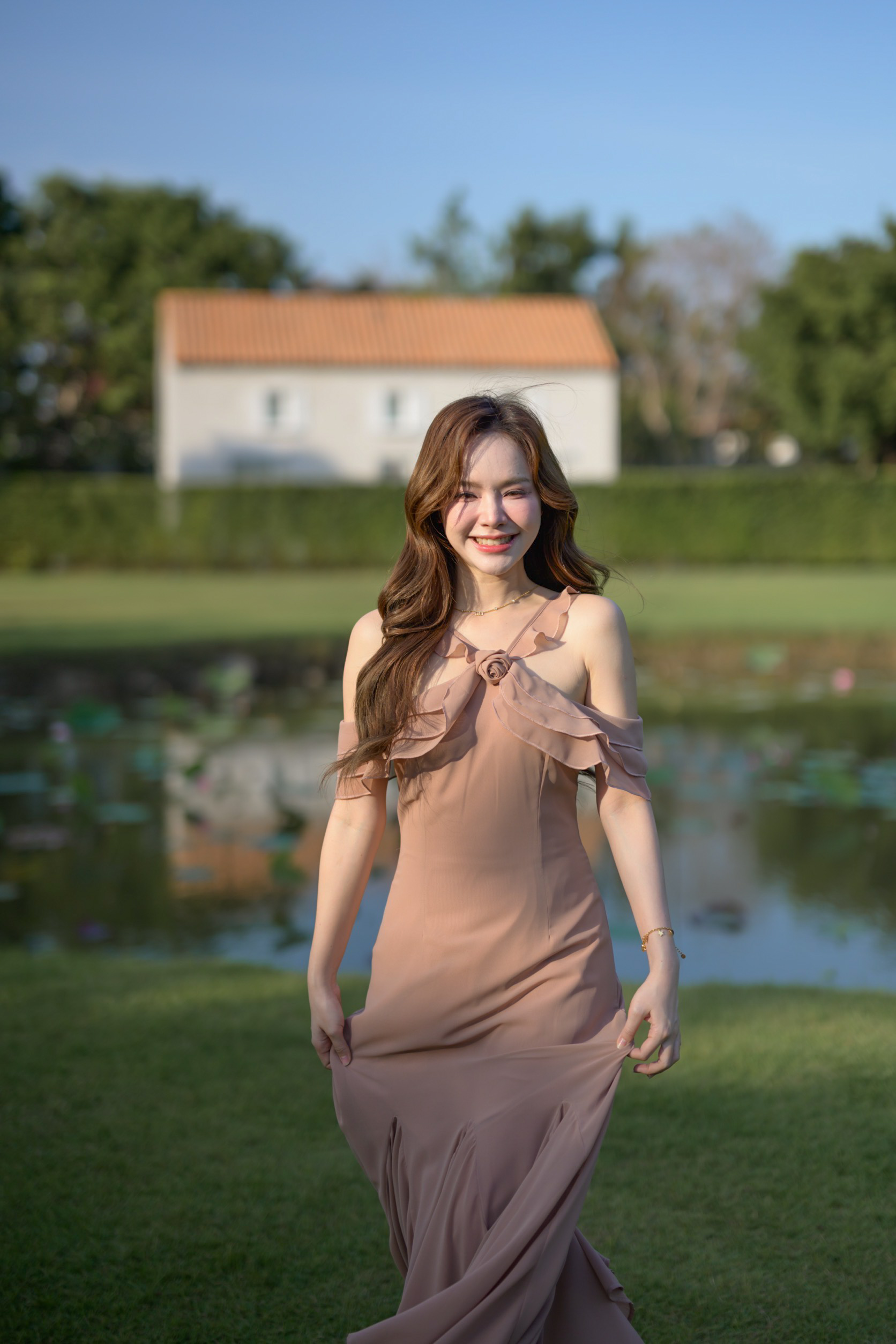 Fay Off-Shoulder Maxi Dress – Ovaltine สีโอวัลติน