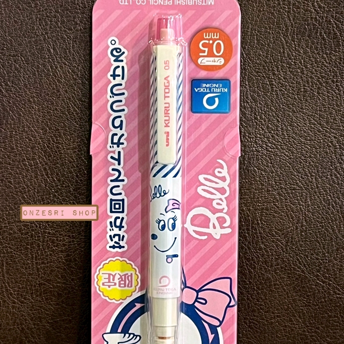 ดินสอกด Kurutoga ลาย Peanuts - Belle (Snoopy Limited) แท่งสีขาวลายทางสีน้ำเงิน หัว 0.5 แบรนด์นี้ขึ้นชื่อด้านมีระบบเหลาไส้เองในตัวดินสอ ทำให้เวลาเขียนเส้นจะคมชัดตลอด