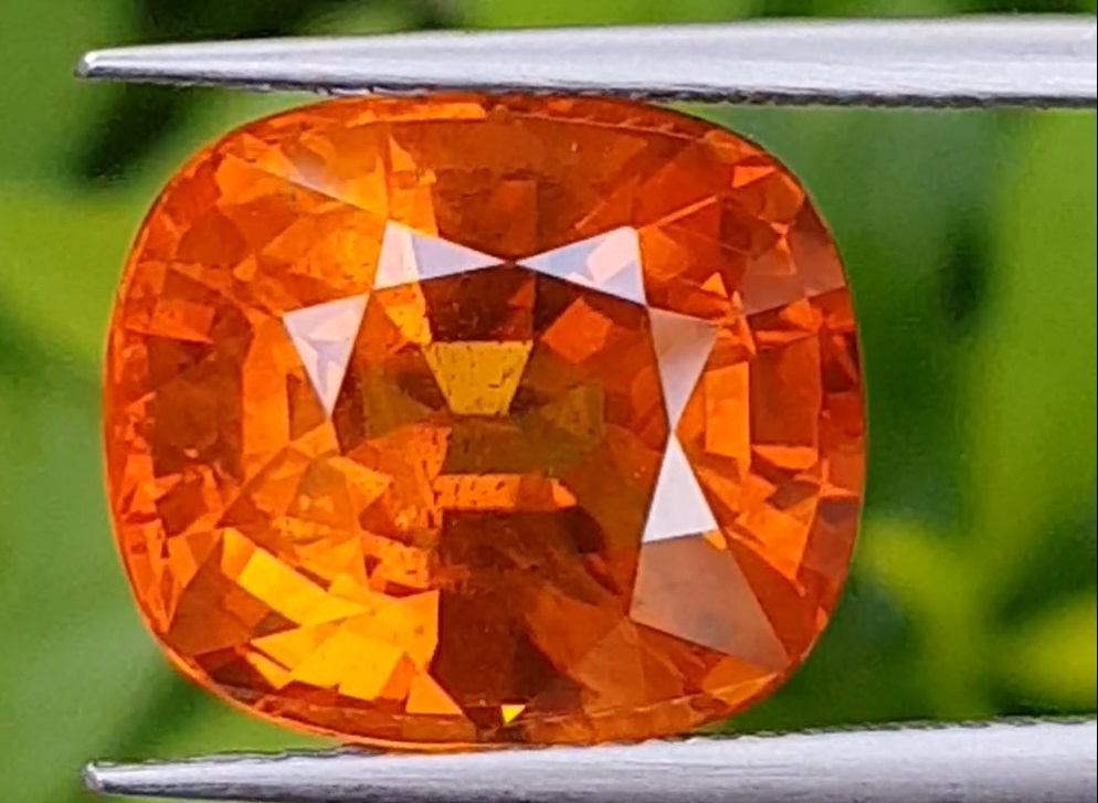 พลอย บุษราคัม (Yellow Sapphire) แม่โขง 11.18 กะรัต VVS พร้อมใบเซอร์ BGL (Mini)