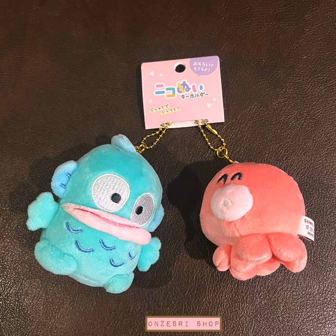 เซ็ตพวงกุญแจตุ๊กตา Sanrio Nikonui แบบ Hangyodon & Sayuri ตรงแก้มมีแม่เหล็ก ดูดติดกันได้ ขนาด 18 x 15 x 5 ซม.