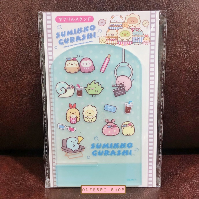 ที่ตั้ง Sumikko Gurashi Movie Theatre Acrylic Stand แบบสีเขียวฟ้าลายจุด ใช้ตั้งมือถือ รูป การ์ด ฯลฯ ได้ ขนาด 13 x 8 ซม. ทำจากอะคริลิค