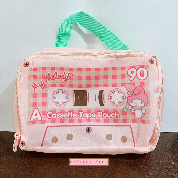 กระเป๋า Sanrio Retro Cassette Tape Pouch ขนาด 18 x 11 x 4.5 ซม. มีหูหิ้ว ทำจากผ้าร่มบาง มี 5 แบบให้เลือก