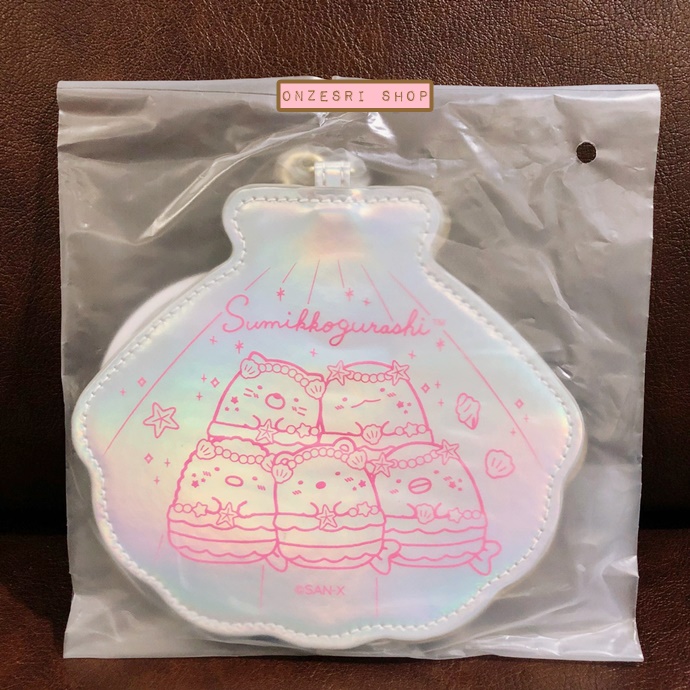 ที่ใส่บัตร Pass Case Sumikko Gurashi - Umikko Lagoon สีเงิน พอเจอแสงจะเล่นแสงเป็นสีรุ้งสวย มีสายคล้อง ขนาด 12.5 x 14 ซม.