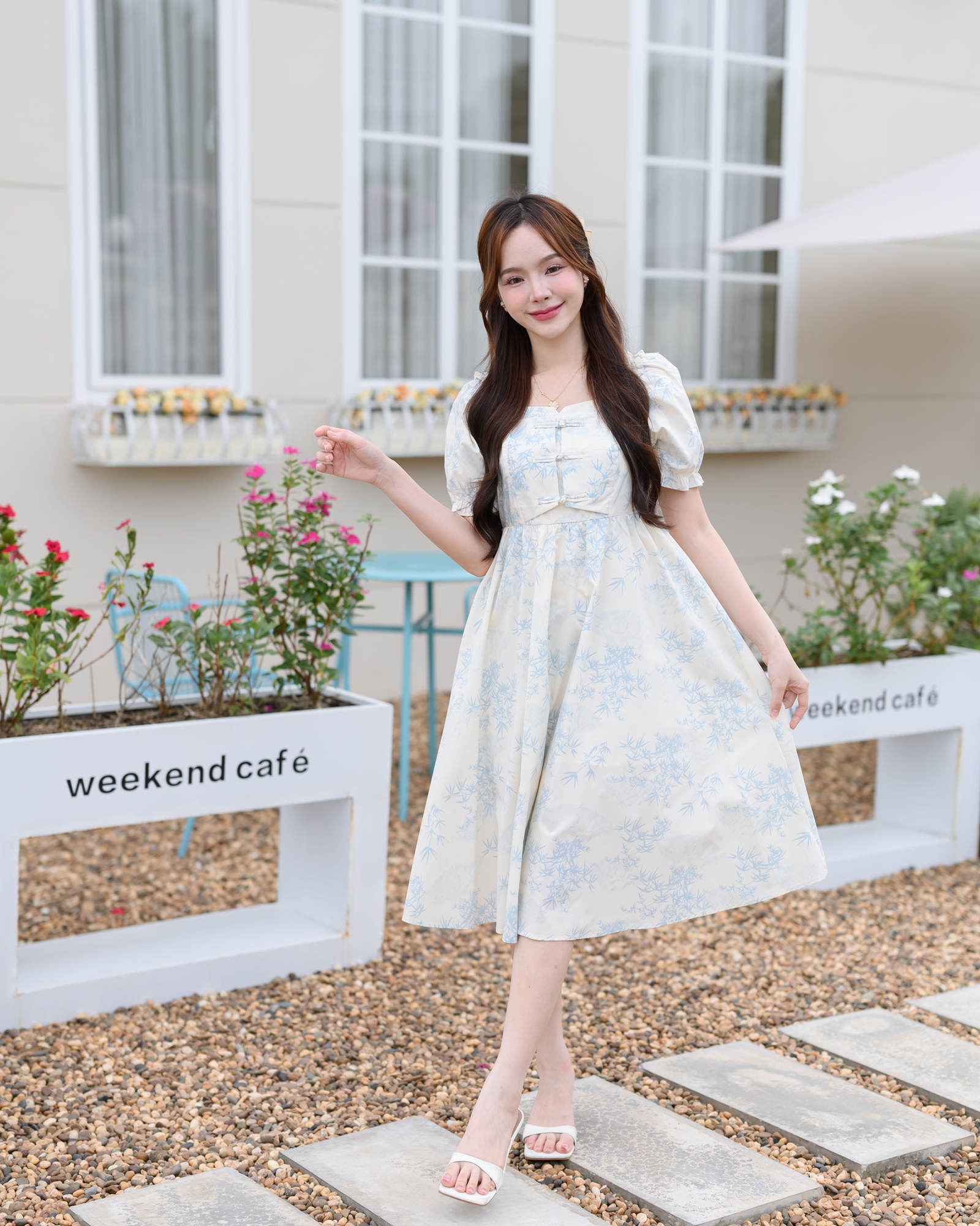 Ellie Leaves Dress เดรสกระดุมจีนลายใบไม้สีฟ้าบนพื้นสีครีม