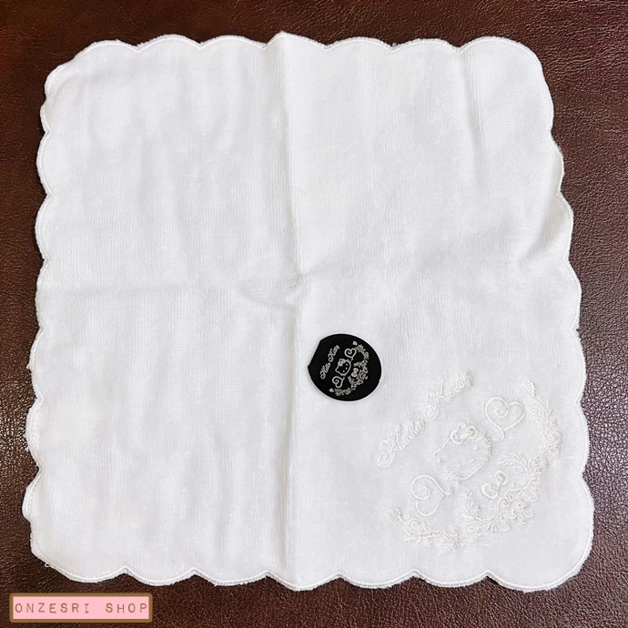 ผ้าขนหนู Hello Kitty สีขาว จากญี่ปุ่น ตรงขอบเป็นแบบโค้ง ปักลายสวย ขนาด 24 x 24 ซม.