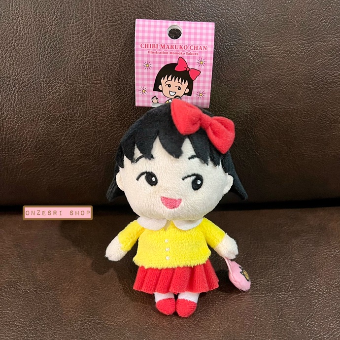 พวงกุญแจตุ๊กตา Chibi Maruko Chan ถือกระเป๋าสีชมพู ขนาด 11.5 x 6 x 5.1 ซม.