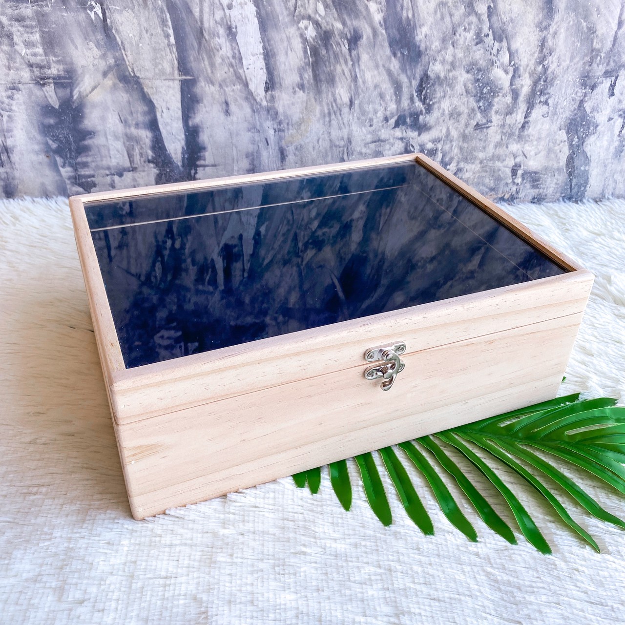 กล่องฝากระจก ฝาล็อค บุผ้ากำมะหยี่