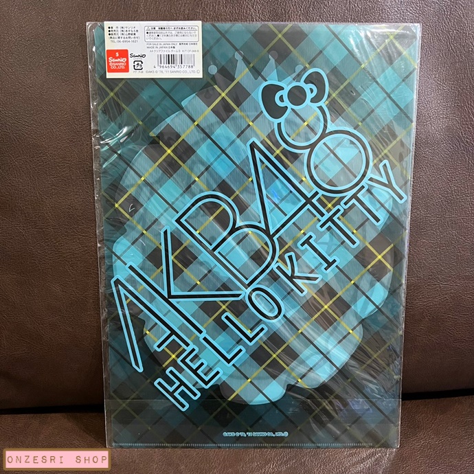 แฟ้ม A4 Hello Kitty x AKB48 (Limited) ลายคิตตี้ใส่ชุดวง AKB48 สีฟ้า หายากมากค่ะ ตรงป้ายด้านบนที่เป็นสติกเกอร์รูปวงติดเหลืองบ้าง