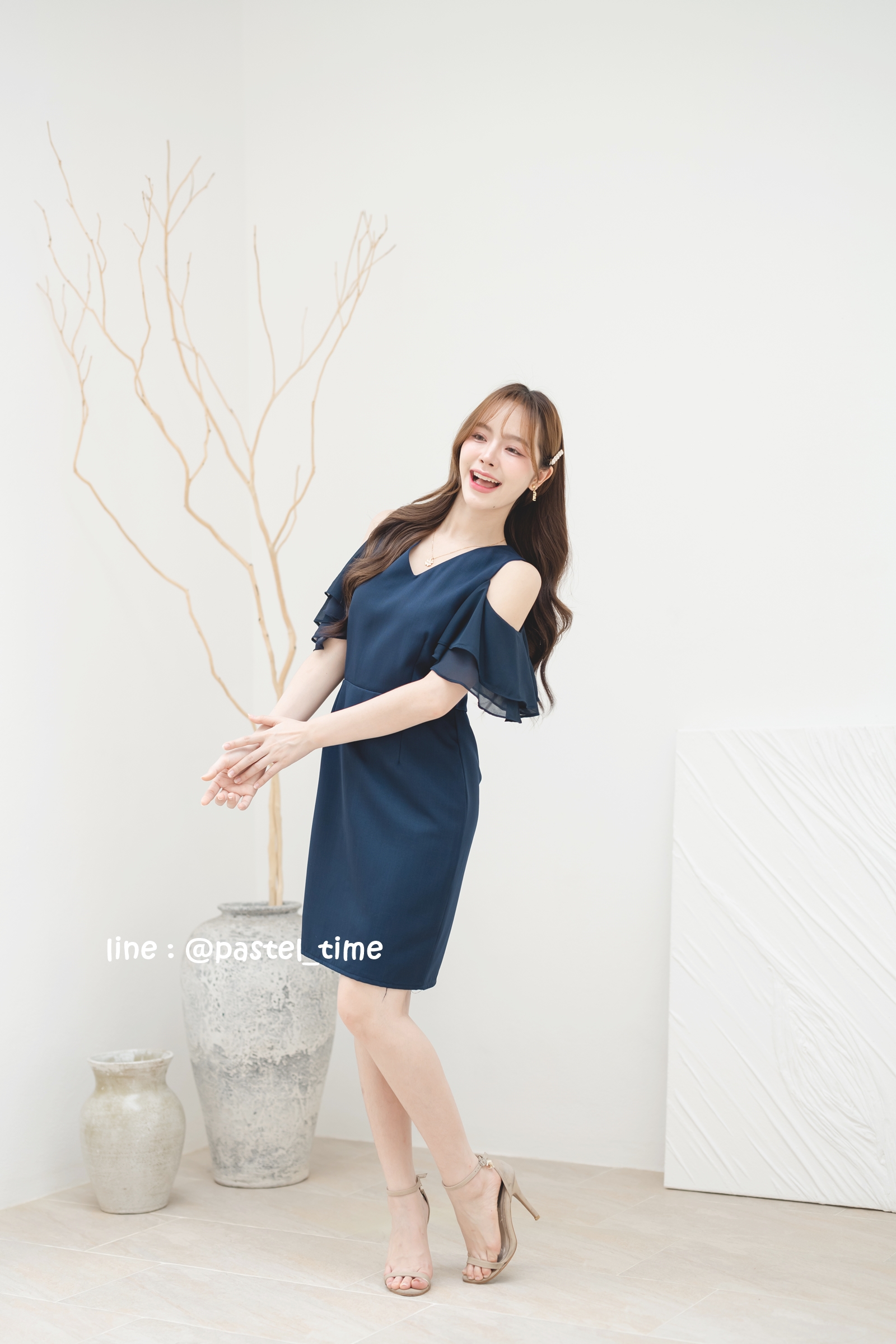 Vela off-shoulder dress : สีกรม