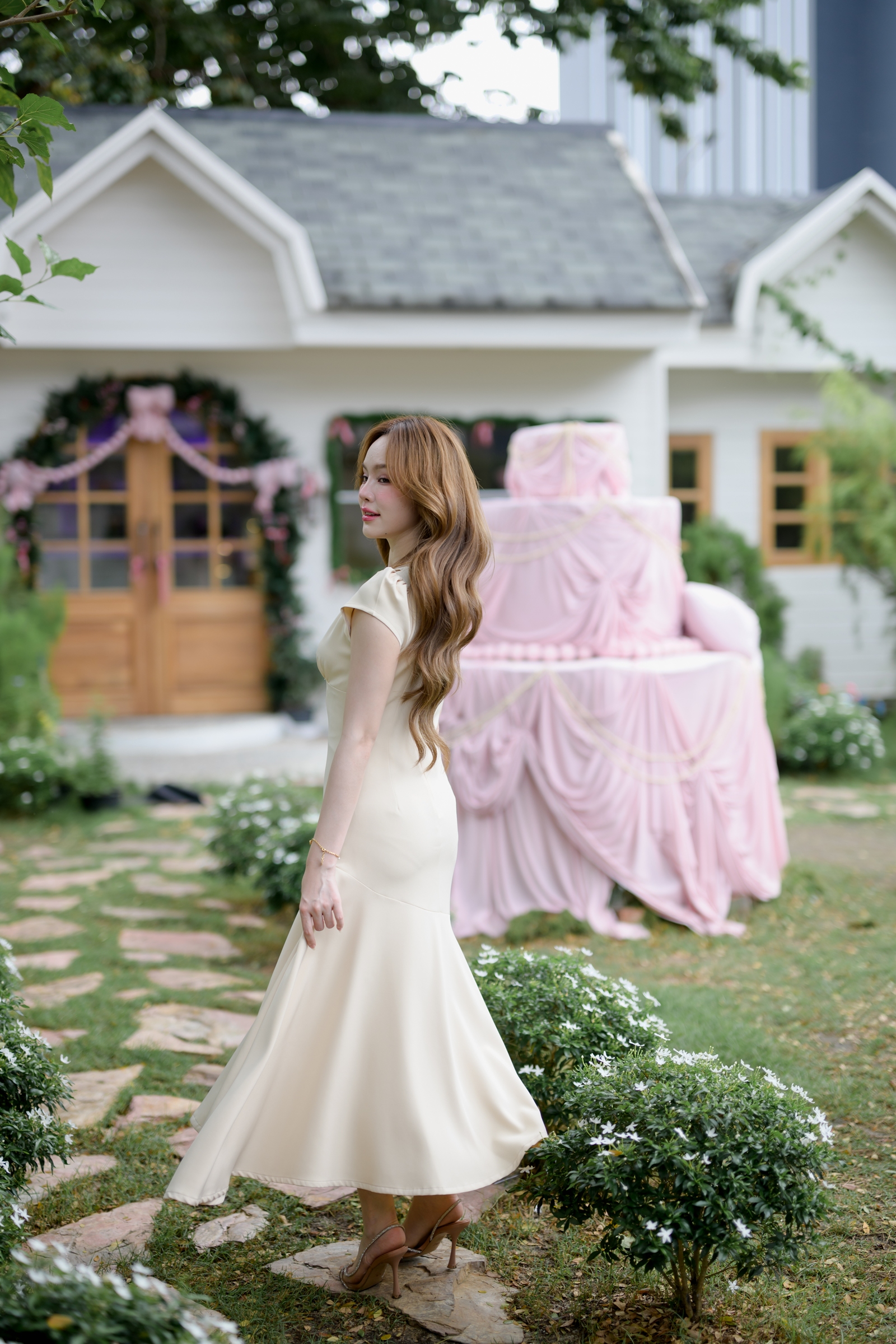 Petal Sway Maxi Dress : สีครีม