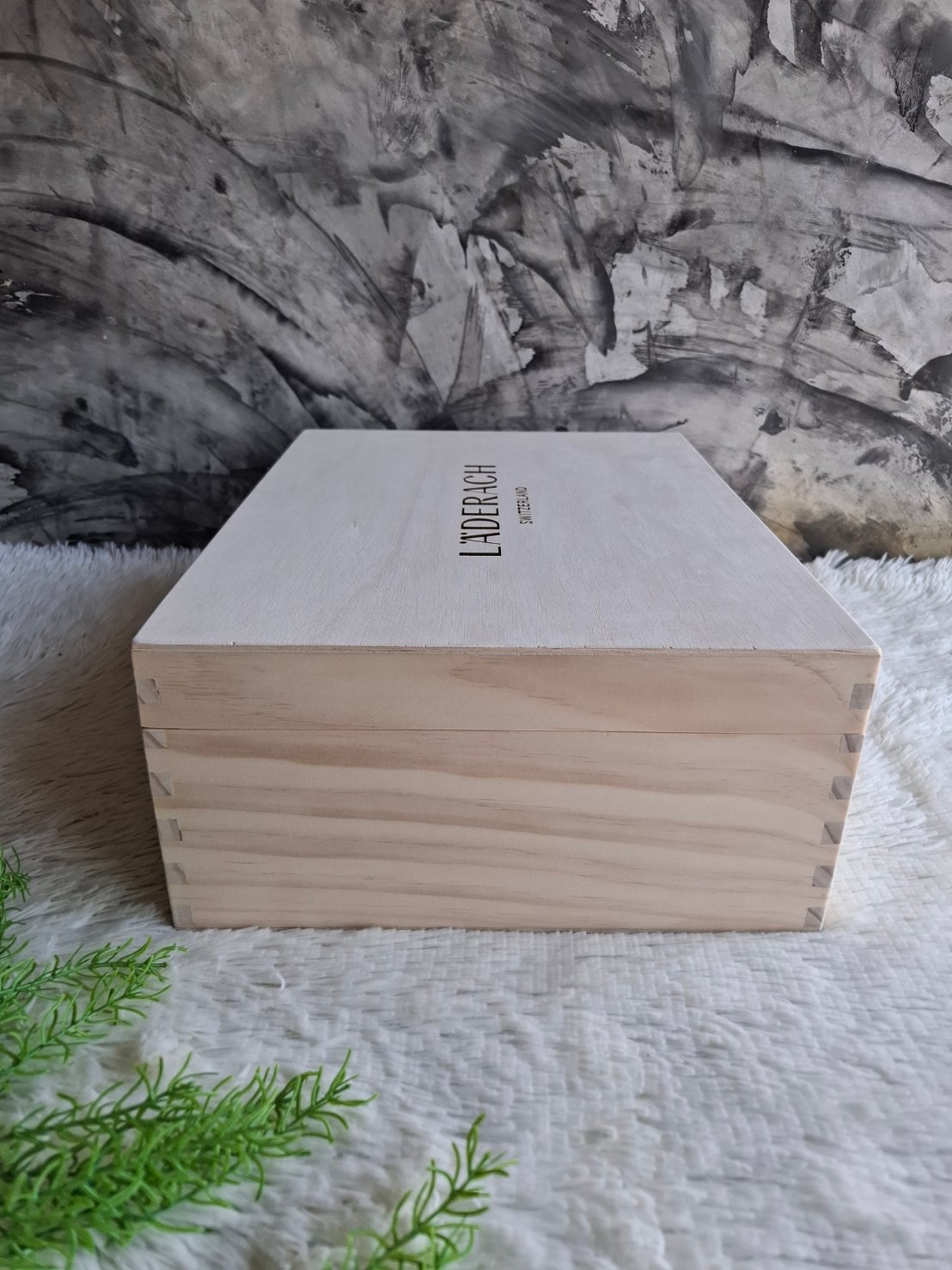 กล่องไม้สนฝาล็อค