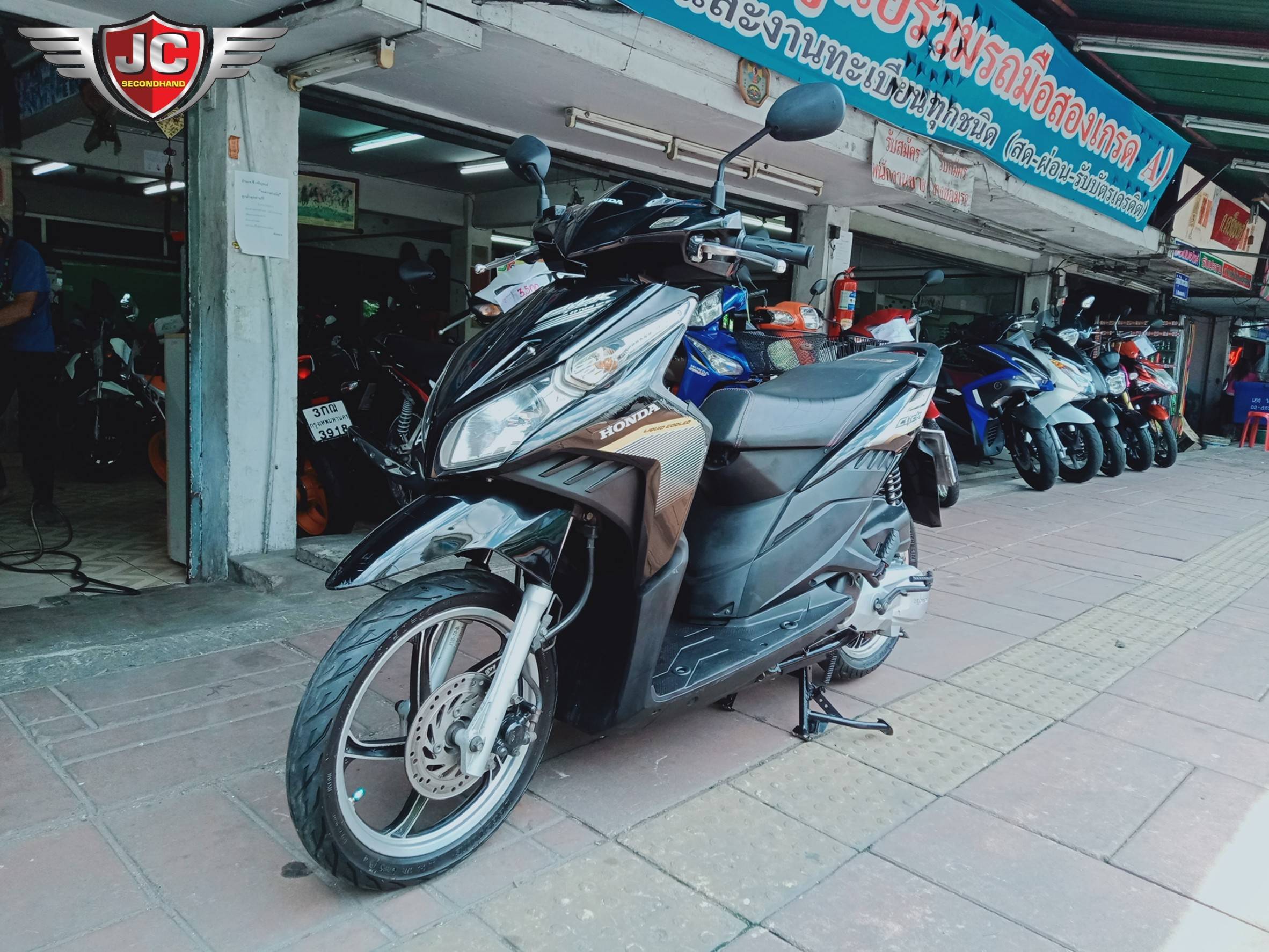 จัดมาให้อีกคัน HONDA CLICK110i จดทะเบียนปี53 รถมือเดียวสภาพโคตรเดิม เครื่องดีสีมีรอยบ้าง วิ่งนิ่มๆ