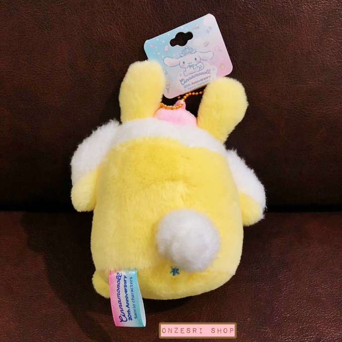 พวงกุญแจตุ๊กตา Cinnamoroll 20th Anniversary x Pompompurin ขนาด 14 x 15 x 10 ซม.