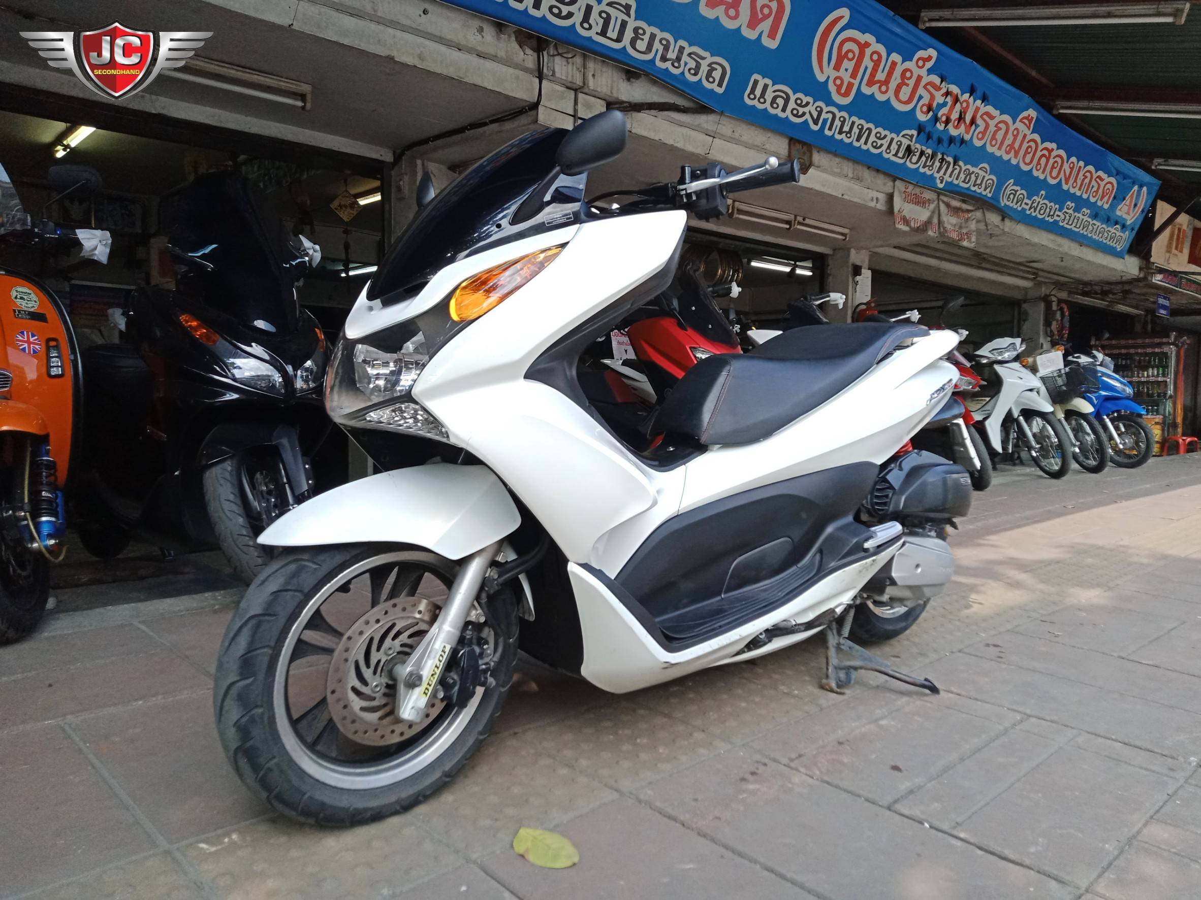 "รถบ้านเข้าใหม่" HONDA PCX150 จดทะเบียนกลางปี 56 สภาพเดิมๆเครื่องดีขี่นิ่มการันตีได้เลย ชุดสีแท้ทั้งคันมีรอยตามรูป