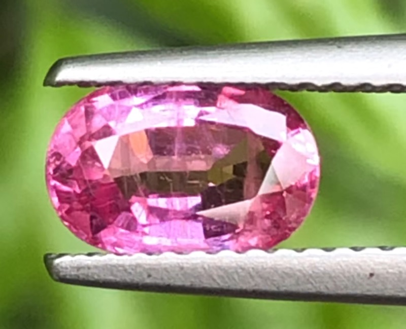 พลอย พัดพารัดชา(Padparadscha Sapphire) 1.56 กะรัต (Cts.)
