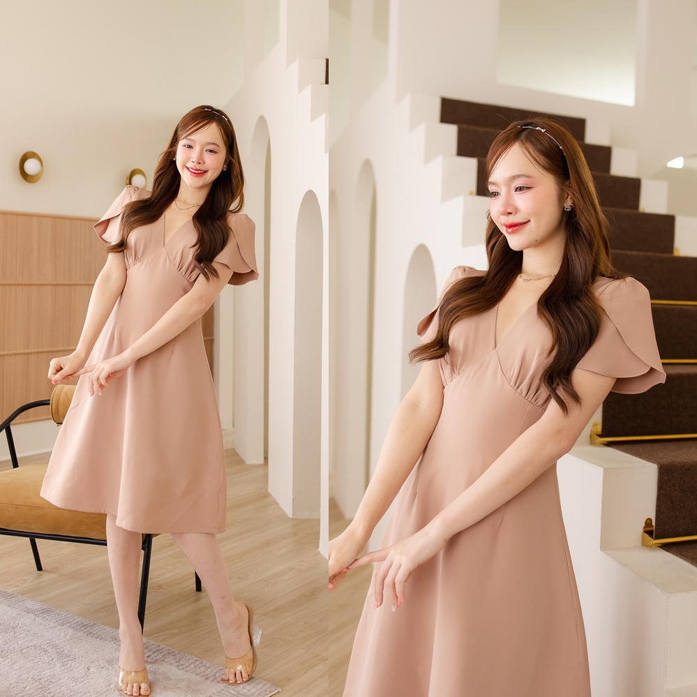 Feisty Flare Dress เดรสอกจีบเดรปแขนกลีบบัว : สีโอวัลติน