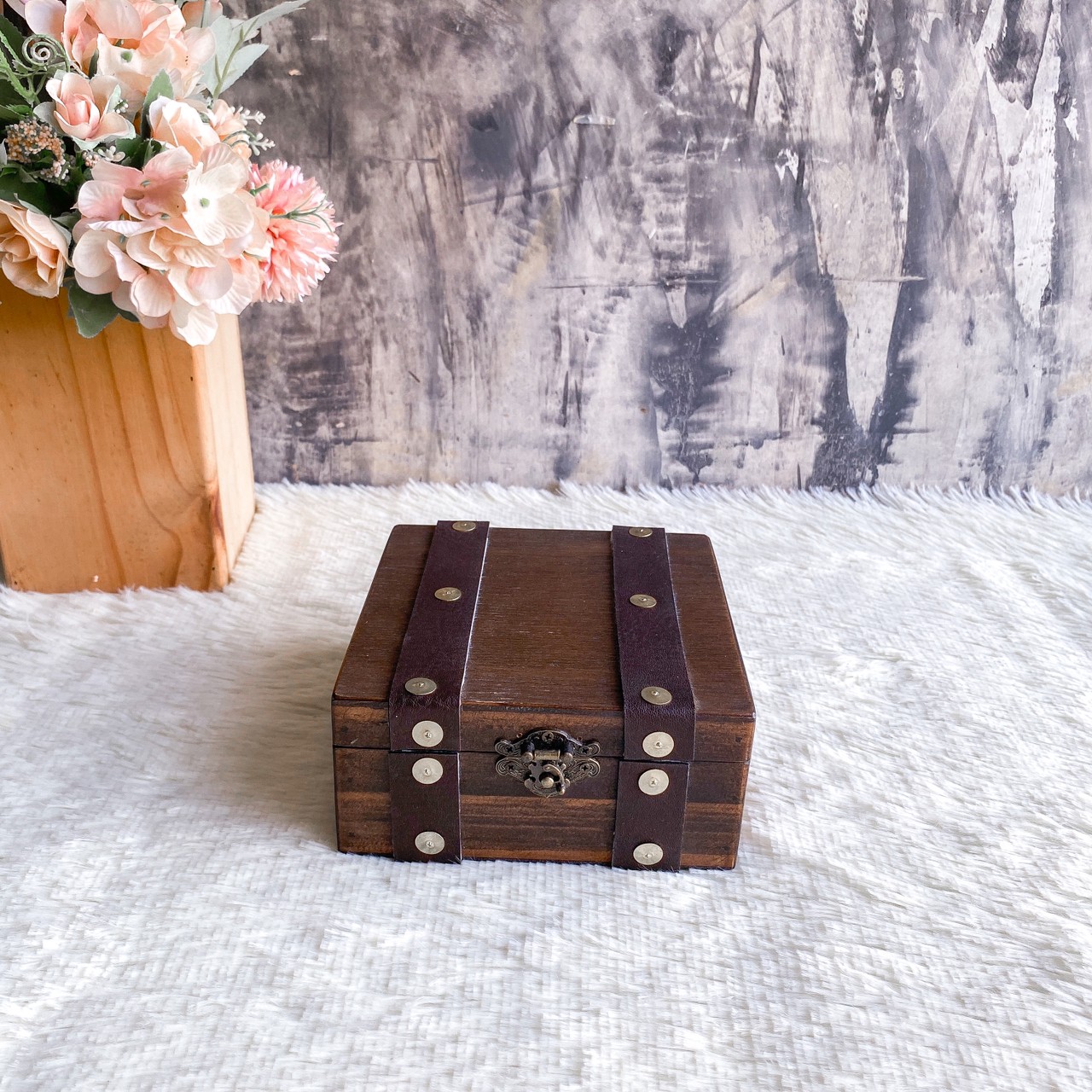 กล่องไม้ฝาล็อค ไซส์ S ตกแต่งหนัง (Wooden lock box, S size)