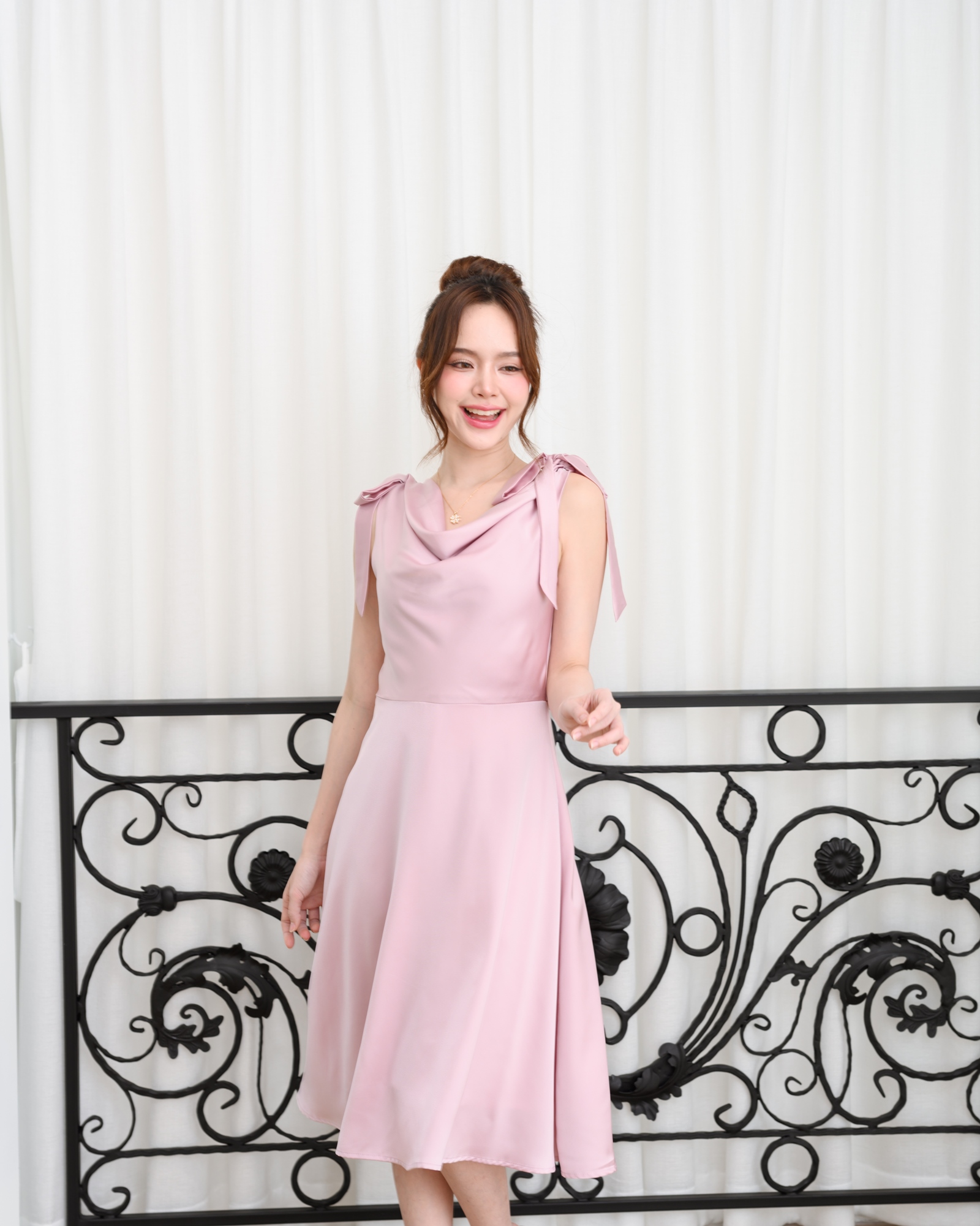 Amour Dress : สีชมพู (โบว์ผูกได้หลายแบบ)